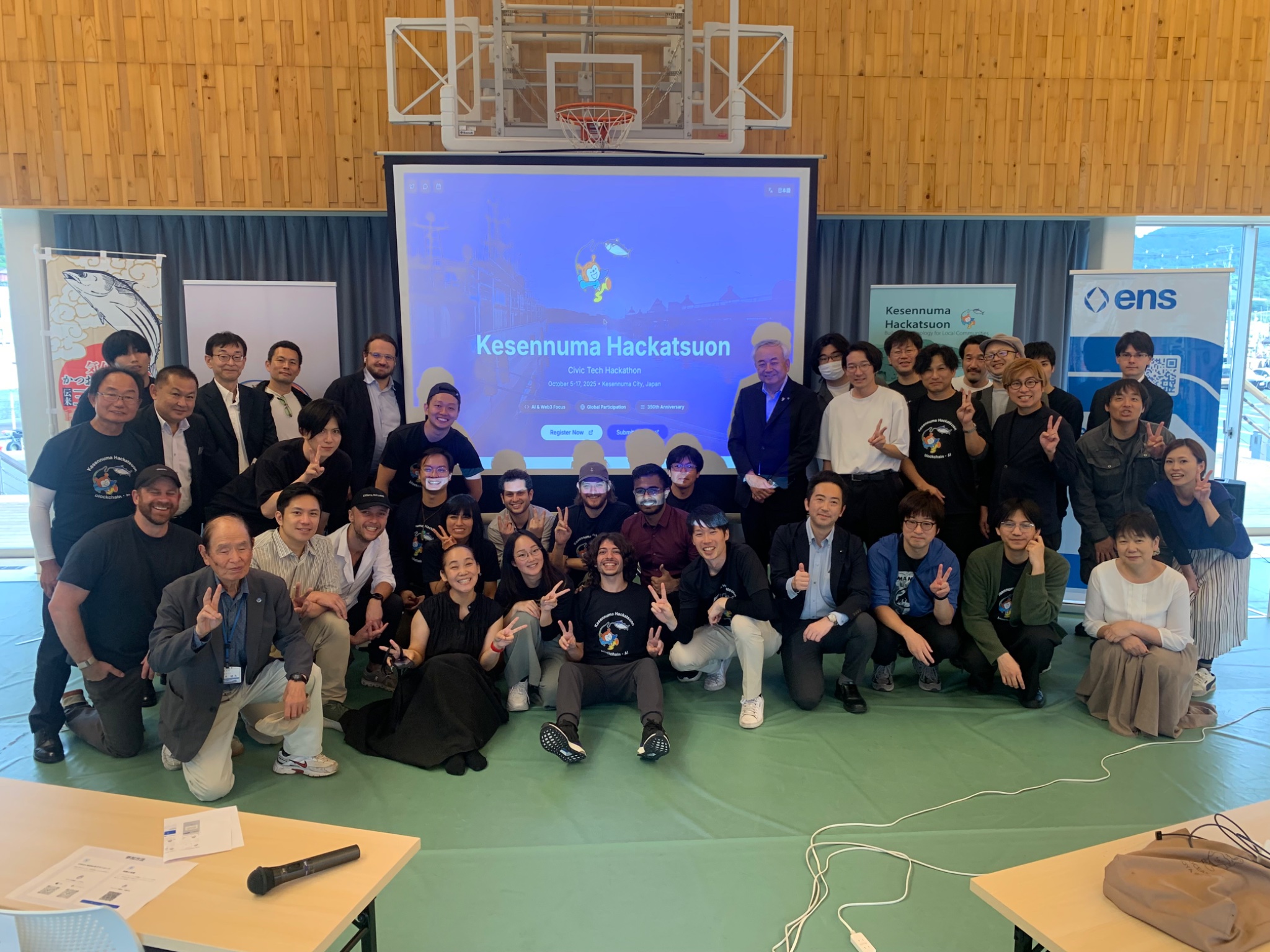 Large group photo of all participants and community members